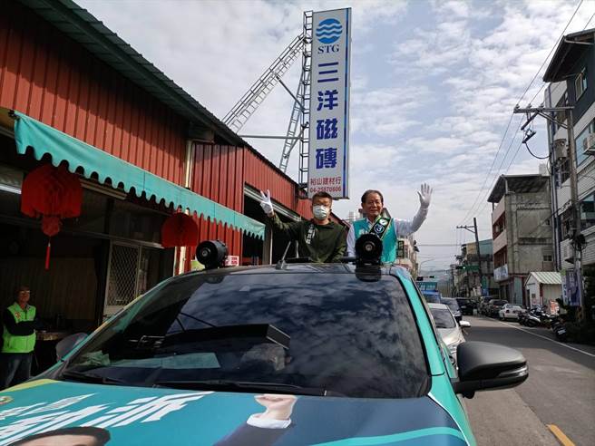 台中市长候选人蔡其昌22日前往东势扫街。（陈淑娥摄）