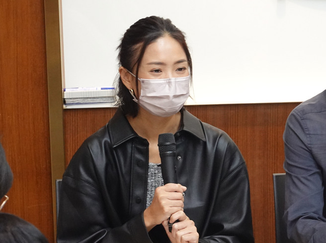 民進黨苗栗縣長候選人徐定禎的女兒里唯在「翻轉苗栗，禎心相挺」記者會中，澄清父親徐定禎近日「金句連連」的本意。（姚志平攝）