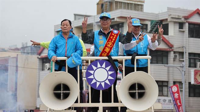 國民黨苗栗縣長候選人謝福弘22日進行掃街拜票，他痛批對手鍾東錦硬要蹭藍軍熱度來騙選票。（謝福弘競選團隊提供／李京昇苗栗傳真）
