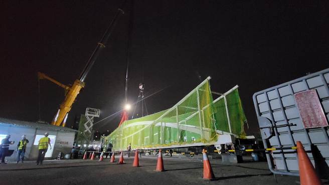 清水车站主梁及底板21日晚间吊装完成。（台中市府提供）