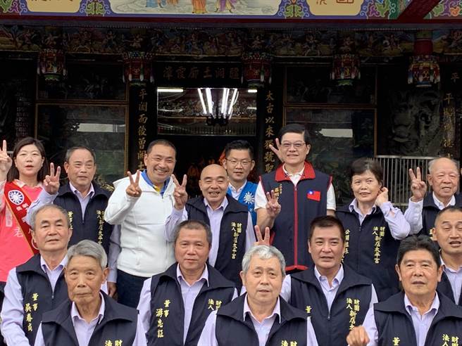 侯友宜新店扫街：热情民眾让我充满力量。（叶德正摄）