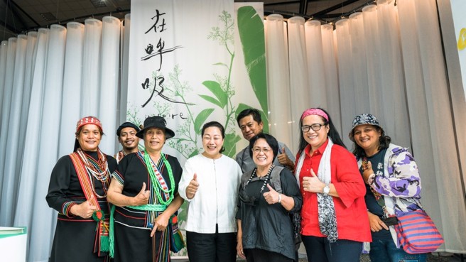 县长徐榛蔚与祭师及族人合影。(图/花莲县政府提供)