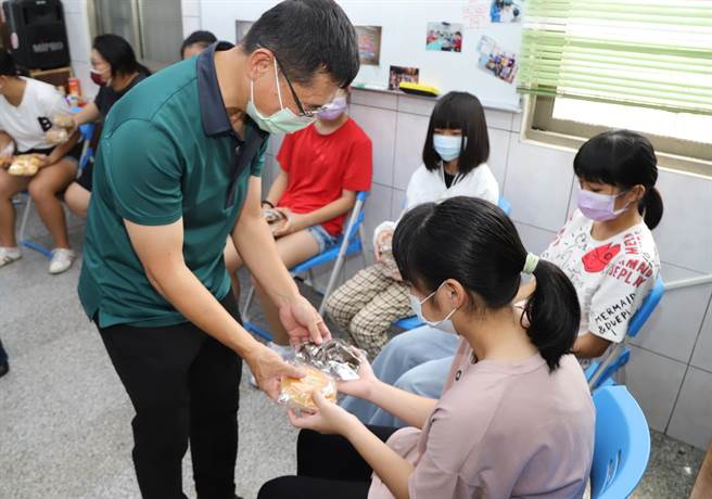 嘉義縣物資銀行安排弱勢民眾擔任物資配送員，將愛心物資送至課後輔導班、長照據點、愛心食物冰箱等場域。（嘉義縣政府提供∕呂妍庭嘉義傳真）