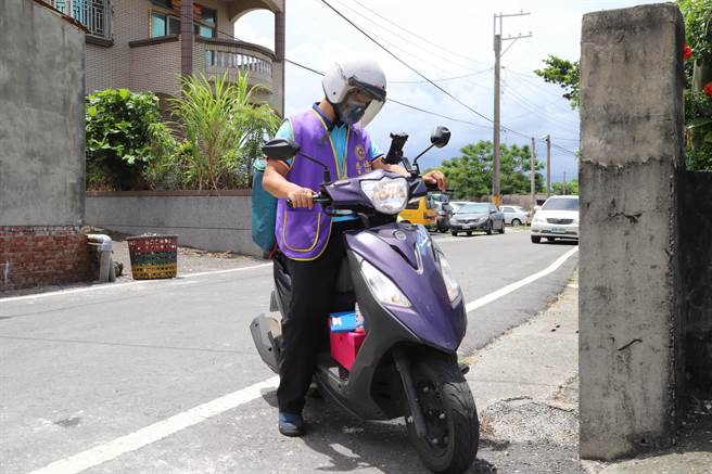 嘉義縣物資銀行安排弱勢民眾擔任物資配送員，將愛心物資送至課後輔導班、長照據點、愛心食物冰箱等場域。（嘉義縣政府提供∕呂妍庭嘉義傳真）