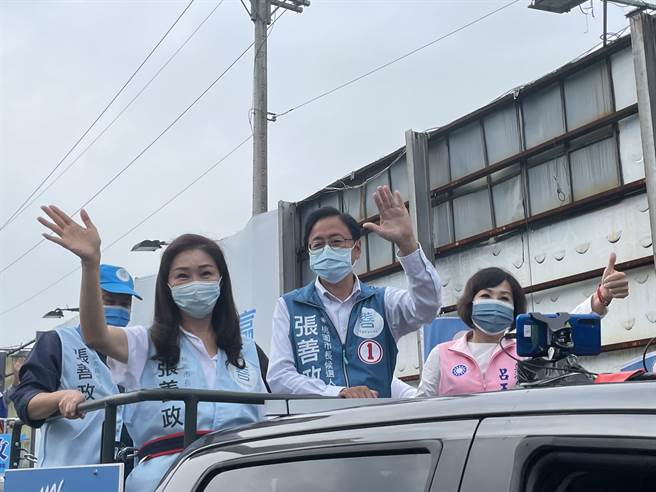 国民党桃园市长候选人张善政(中)今天下午邀请前高雄市长韩国瑜夫人李佳芬(左)陪同车队扫街。(吕筱蝉摄)