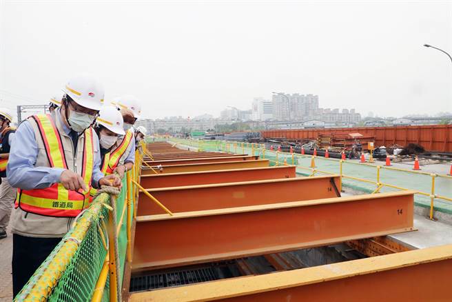 台南市长黄伟哲关切台南铁路地下化工程进度。（市府交通局提供／洪荣志台南传真）