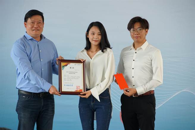 日月潭观光圈盟主魏振宇颁奖给参加「日月繁星假期创意游程设计竞赛」得奖选手。（日月潭观光圈提供／杨静茹南投传真）