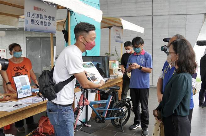 日月潭观光圈成员，在向山设摊位推广特色游程。（日月潭观光圈提供／杨静茹南投传真）