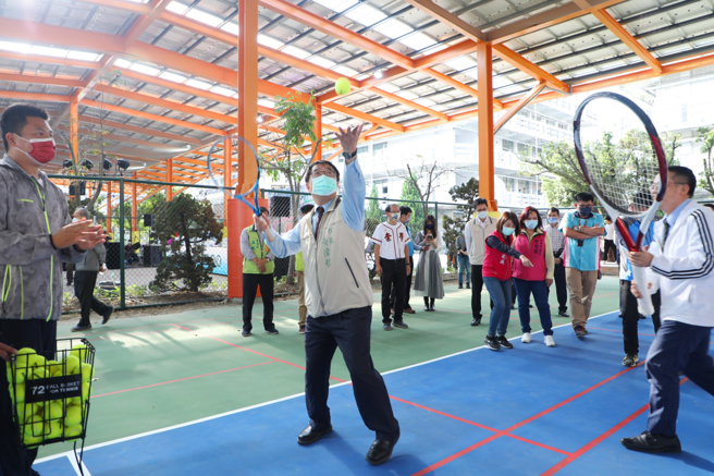 黄伟哲市长试用学校光电球场。（台南市政府提供）