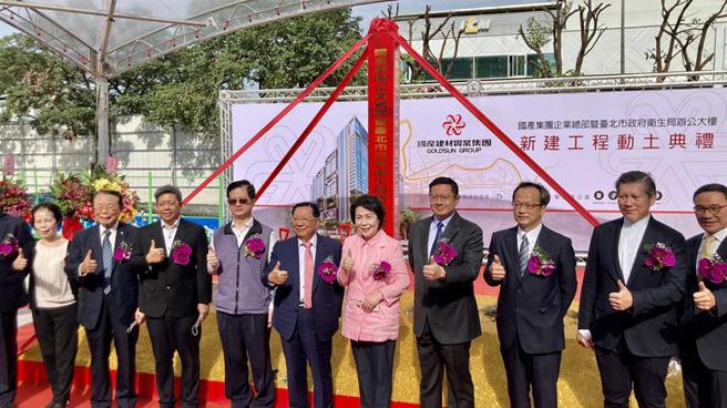 （国产建材实业「大南港开发案」22日动工，国产董事长徐兰英(右五)、集团总裁林孝信(左五)出席动土仪式。图／袁延寿）