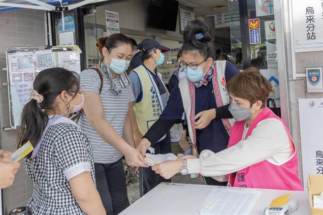 新北市民政局2019年起系统性盘点里长、邻长和里干事资源，依序推出行动治理、行动邻长及里干事行动服务，至今已有近百万人次受益。（蔡雯如摄）