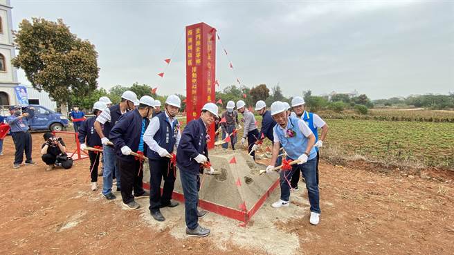 金寧乡西浦头社区活动中心新建工程今(22)日上午隆重举行动土典礼，由县长杨镇浯(右1)主持开工仪式(于家麒摄)