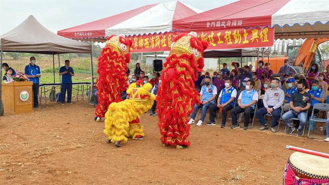 金寧乡西浦头社区活动中心动土典礼请来祥狮献瑞，祈求工程顺利如期完工(于家麒摄)