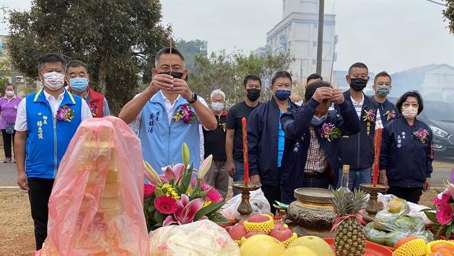 县长杨镇浯(1排左)与议长洪允典(1排右)依循礼俗虔诚敬祭祈福，共同上香祝祷工程顺利(于家麒摄)