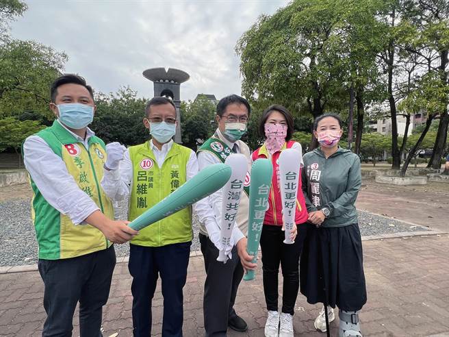 民進黨台南市長候選人黃偉哲率安平、南區4名黨籍市議員候選人高呼「陳時中，凍蒜！」（洪榮志攝）