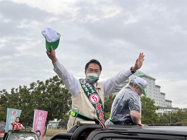民進黨台南市長候選人黃偉哲展開安平、南區車隊掃街活動。（洪榮志攝）