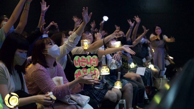 粉丝热情相挺现场一片灯海。（好的媒体提供）