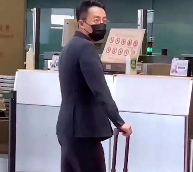 大陸網友瘋傳汪小菲出現在北京機場，但其實是半年多前的舊照。（翻攝微博）