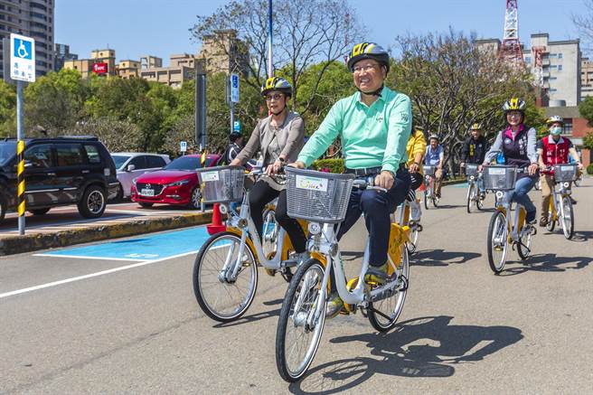 争取县长连任的杨文科指竹北市设置Youbike2.0后，明年将在竹东镇、新丰乡、湖口乡设置，方便民眾作为通勤、观光使用。（ 罗浚滨摄） 