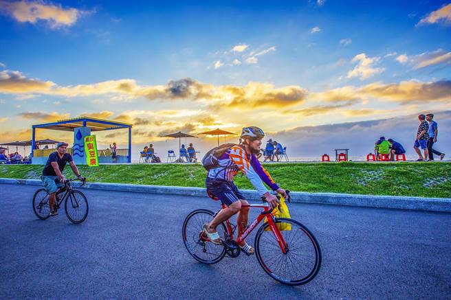 县府斥资7500万元打造连结至桃园市新屋区的双新自行车道，完工后铁马族就不必绕道，一路欣赏海岸线风光，安全又便捷。（罗浚滨摄）