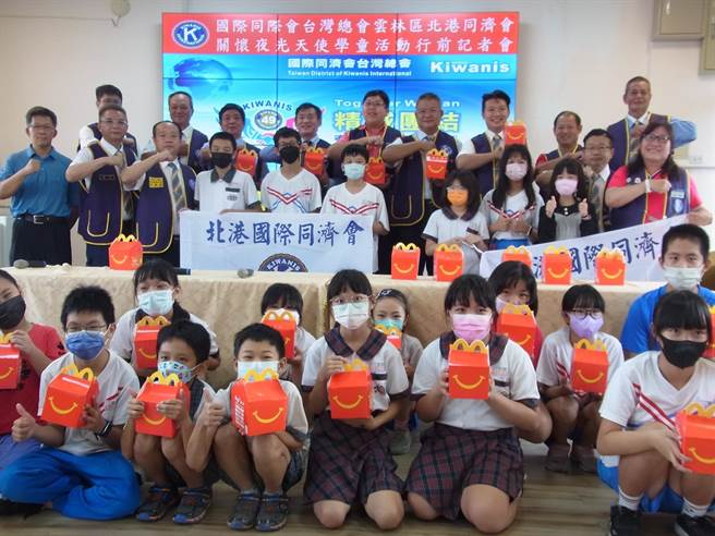 云林县夜光天使关怀活动开跑，受疫情影响爱的关东煮换成麦当劳。（张朝欣摄）