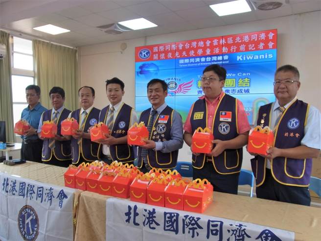 云林县夜光天使关怀活动开跑，受疫情影响爱的关东煮换成麦当劳。（张朝欣摄）