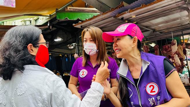 狄莺今天陪刘美芳扫街拜票。（刘美芳提供／李奇叡新北传真）