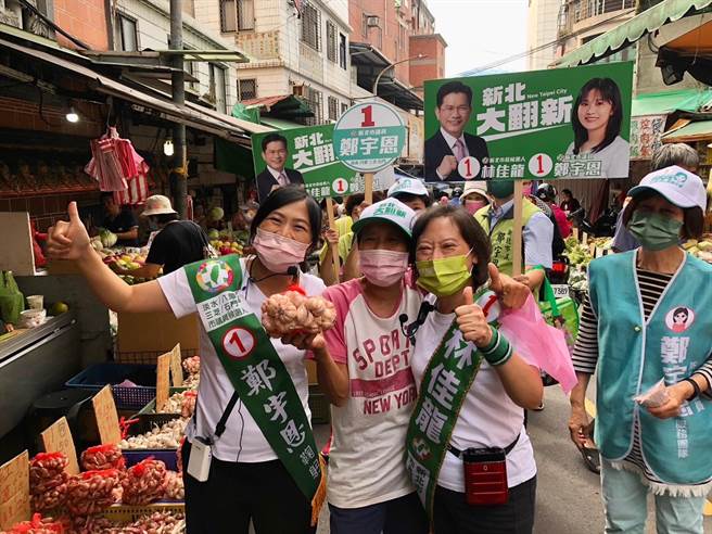 民进党新北市长候选人林佳龙妻子廖婉如扮演分身，22日早上与郑宇恩共赴淡水清水市场街拜票。(黄敬文翻摄)