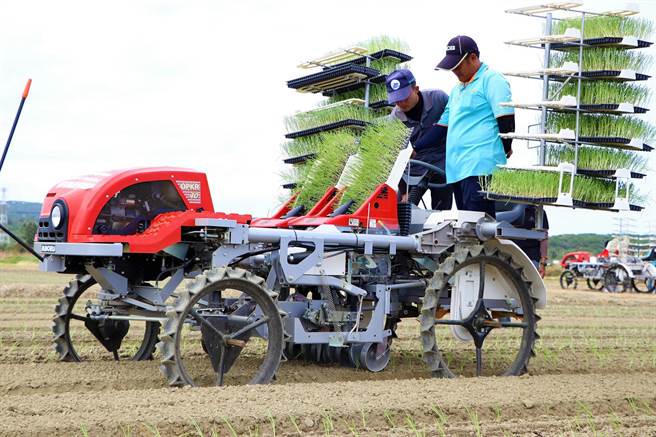 高雄农改场与恒春农会启动洋葱产业机械化计画，从日本引进移植机、筑畦机示范种植，盼藉此抢救洋葱产业，突破产业瓶颈。（谢佳潾摄）