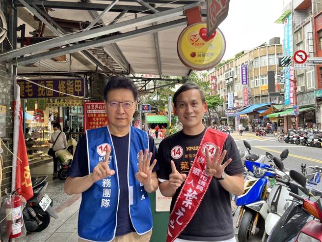 九合一大選倒數4日，新北市議員葉元之今請來「戰鬥藍」精神領袖、中廣董事長趙少康，前往板橋福德市場掃街拜票。（葉元之提供／李奇叡新北傳真）