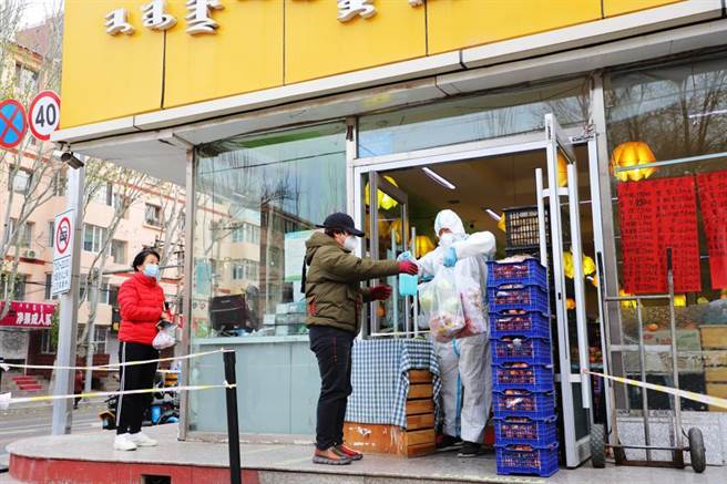 图为大陆内蒙古呼和浩特的市民有序排队购物。（中新社资料照片）