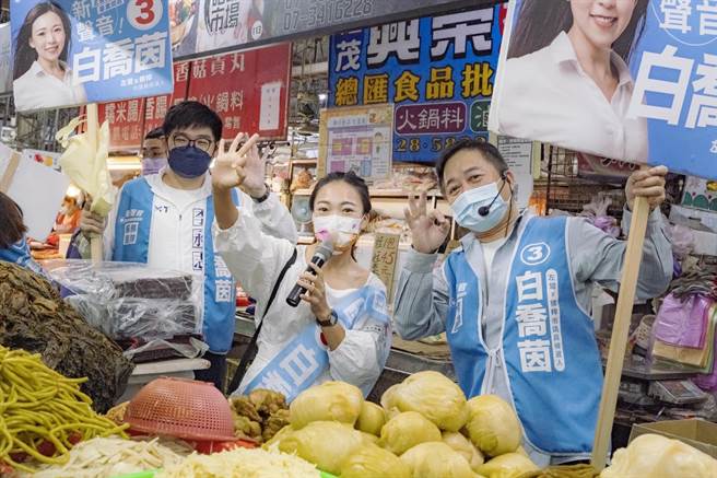 國民黨新人白喬茵勤跑市場掃票。（柯宗緯翻攝）