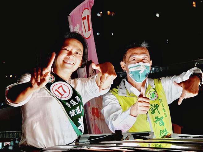 民進黨新人黃偵琳與立委許智傑掃街。（柯宗緯翻攝）