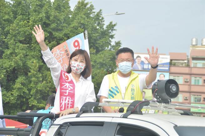 民進黨高市議員李雅慧力拚連任，近日被傳分票、穩當選，今天也在「恩師」立委趙天麟陪同下，前往左營區哈囉市場拜票。（柯宗緯翻攝）
