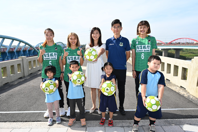 茄拔国小校长同学及高雄阳信女足成员大合照