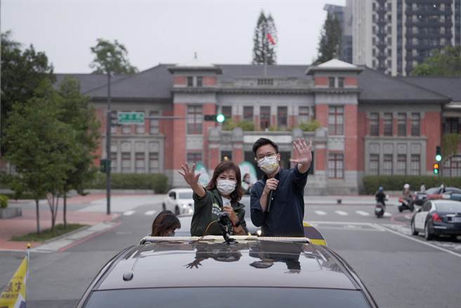 沈慧虹（左）近期車隊掃透透，22日更邀請民進黨副祕書長林飛帆陪同，前進新竹市的大街小巷爭取選票。（陳育賢攝）