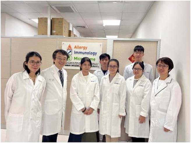 研究團隊長期研究，以調節巨噬細胞的脂質代謝，改善COPD發炎現象及肺功能惡化，提供治療及預防新選擇。（中國醫大提供／張妍溱台中傳真）
