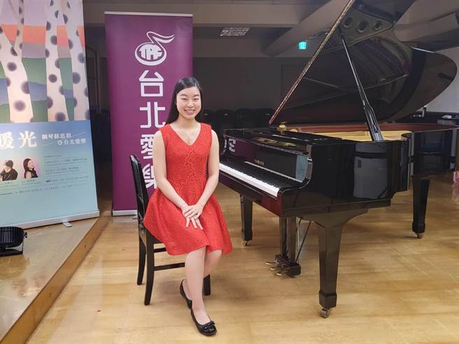 去年在萧邦钢琴大赛中弹进第二轮的钢琴新秀苏思羽，今年将首度与台北爱乐青年管弦乐团同台，挑战难度颇高的拉赫曼尼诺夫第二号钢琴协奏曲。（李欣恬摄）