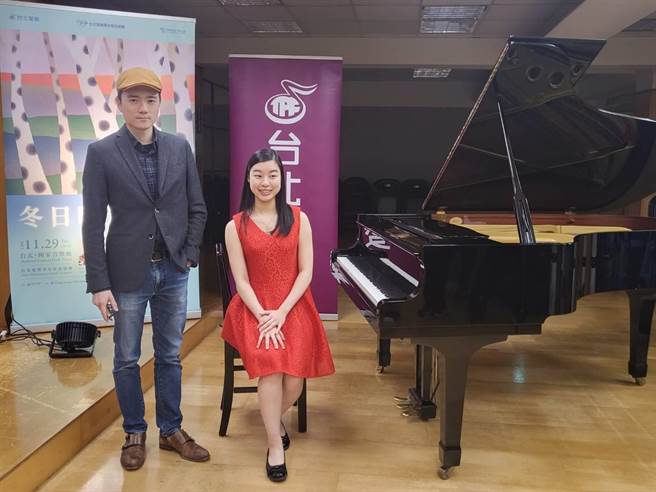 钢琴新秀苏思羽（右）将和台北爱乐青年管弦乐团同台，挑战难度颇高的拉赫曼尼诺夫第二号钢琴协奏曲，指挥为吴曜宇（左）。（李欣恬摄）