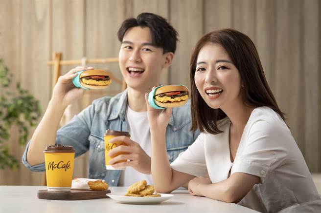 麦当劳早餐新推「蕈菇起司嫩蛋焙果堡」，单点89元、鸡块套餐139元，只卖到12月20日。（麦当劳提供）