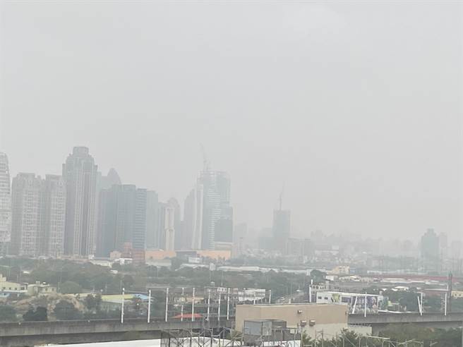 台中市今天空气品质不佳，测站达橘色提醒等级。（张亦惠摄）
