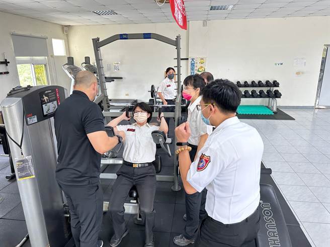 此次捐赠专业用电脑程控跑步机、腹部训练机、肩外展训练机单／双边提举训练机等多项心肺及重量训练等专业设备。（翻摄照片／高雄洪靖宜传真）