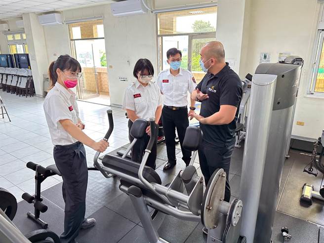 现场指导机器操作的正确姿势。（翻摄照片／高雄洪靖宜传真）