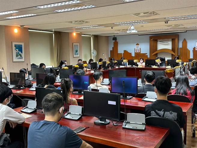 北市法务局受理近400名消费者的消费争议调解申请，今首场调解会议登场，斯邦奈负责人偕同律师到场，但所提和解方案消费者全数无法接受。（法务局提供／游念育台北传真）