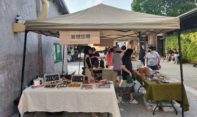图／引人驻足的文创小物摊位。（图片来源：大溪物产小铺）