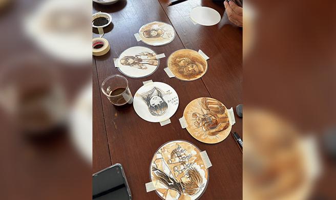 图／咖啡汁液来作咖啡画。（图片来源：大溪物产小铺）