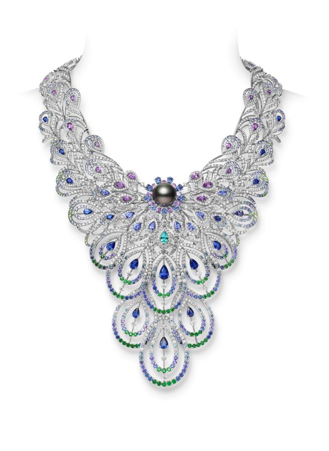 MIKIMOTO Wild And Wonderful顶级珠宝系列，欧亚大陆孔雀羽毛造型项炼。（MIKIMOTO提供）