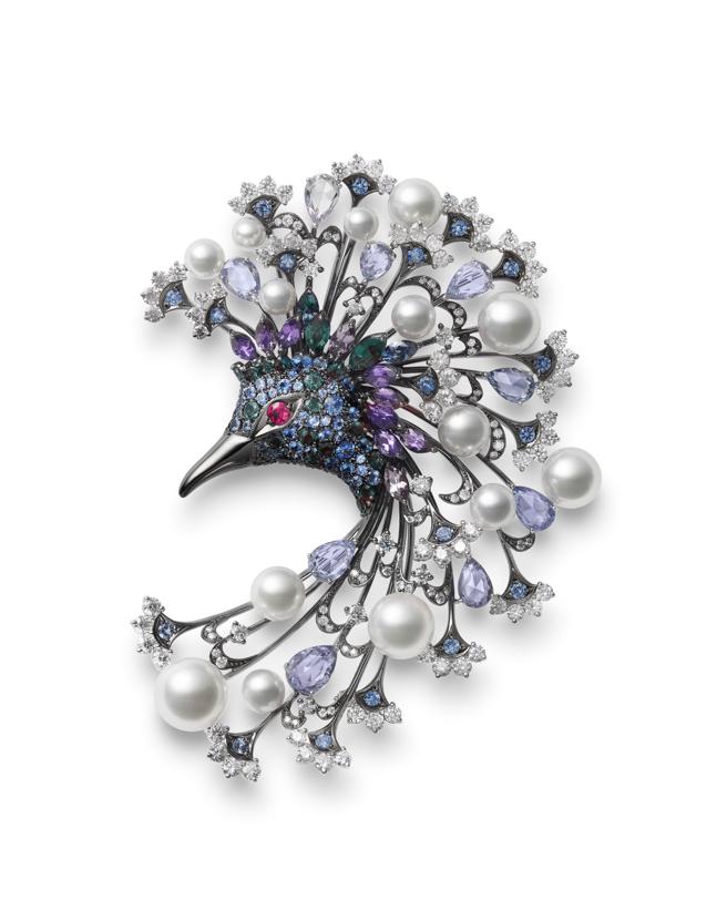 MIKIMOTO Wild And Wonderful顶级珠宝系列，大洋洲维多利亚斑鸠造型胸针，约222万元。（MIKIMOTO提供）