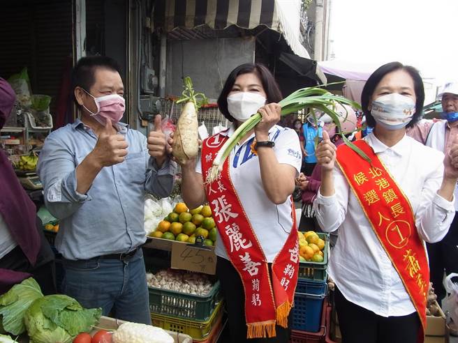 國民黨雲林縣長候選人張麗善（中）徒步掃街，民眾熱情相迎。（張朝欣攝）