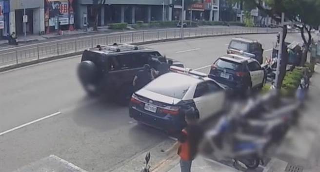 朱男將車停在派出所門口，向所內員警求助。（翻攝照片／崔正綱高雄傳真）